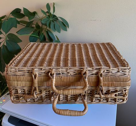 French Picnic, Heart Shelf, Vintage Picnic Basket, Small Suitcase, Wicker Picnic Basket, Vintage Picnic, Handbag Vintage, Vintage Wicker, Vintage Vanity