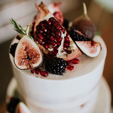 Fresh fruit, semi- naked wedding cake. Pomegranate, fig, blackberry, rosemary. New York City White Wedding Cake Icing, Pomegranate Wedding, Modern Wedding Theme, Cheese Wedding Cake, Fig Cake, Wedding Cake Ombre, Industrial Wedding Venues, White Icing