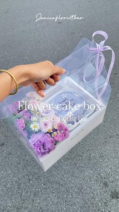 Décactus នៅលើ TikTok Candy Tower, Birthday Cake Gift, Box Cakes, Birthday Flowers Bouquet, Diy Bouquet Wrap, Luxury Flower Bouquets, Personalised Gifts Diy, Birthday Inspiration, Floral Cupcakes