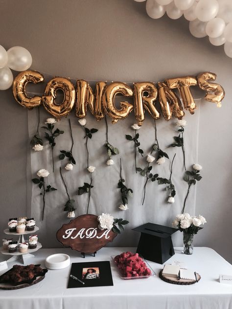 Congratulations Graduate Decorations, Congratulations Party Ideas Decor, Congratulations Party Decorations, Highschool Graduation Party Decorations, Bachelors Graduation Party Ideas, Graduation And 18th Birthday Party Ideas, Congratulations Party Ideas, Me Recibi Ideas, Small Graduation Party Ideas