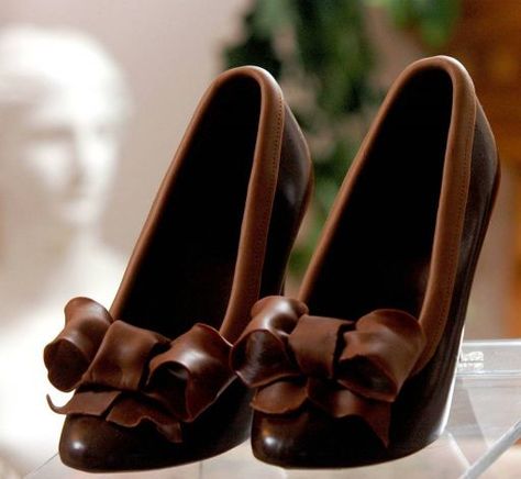 Chocolate Sculptures Art, Shoe Mold, Chocolate Shoes, Chocolate Sculpture, Chocolate Pieces, Chocolate Sculptures, Edible Creations, Chocolate World, Chocolate Heaven