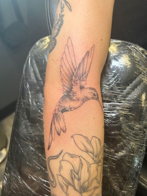 hummingbird on lower arm Rose Tattoo Hand, Tattoo Ideas For Female, Bird Tattoos Arm, Tattoos Henna, Girl Arm Tattoos, Bicep Tattoo, Tattoo Designs For Men, Hummingbird Tattoo, Classy Tattoos