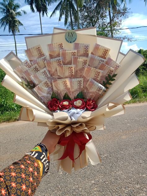 Money Bouquet Rupiah, Bucket Uang 5 Ribu, Bouqet Uang, Bouquet Diy Gift, Bucket Flower, Graduation Cap Decoration Diy, Money Bouquet, Diy Money, Money Origami