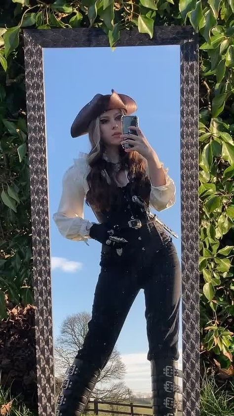 Aesthetic Halloween Costumes, Era Victoria, Ren Faire Outfits, Pirate Cosplay, Female Pirate Costume, Halloween Coustumes, Pirate Halloween Costumes, Fair Outfits, Pirate Outfit