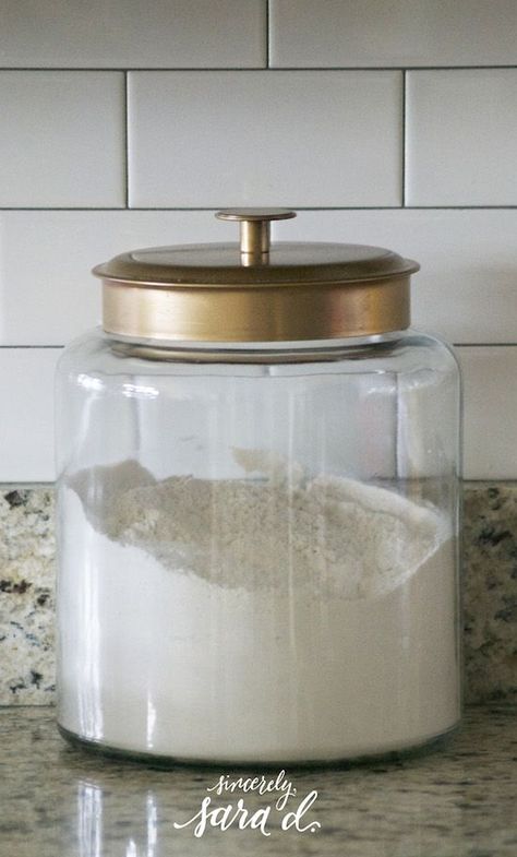 Love this gold/glass canister!  It's inexpensive and blogger tells how to easily DIY gold lid. Gold Canisters For Kitchen, Glass Canisters In Kitchen Display, Kitchen Canisters On Counter Display, Painting Glass Canisters, Canisters Diy, Kitchen Cannisters, Flour Jar, Flour Container, Glass Kitchen Canisters