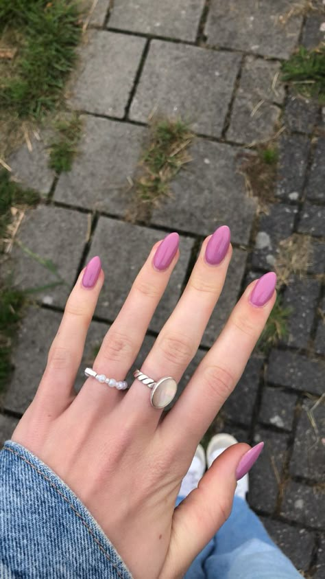 Classy Nail Colors Spring, Nail Color Inspo Spring, One Color Nails Simple Summer, Solid Nails With Accent Nail, Almond Acrylic Nails One Colour, Pastel Nails Solid Color, One Colour Summer Nails, Nail Colors For Blondes, Simple Nail One Color