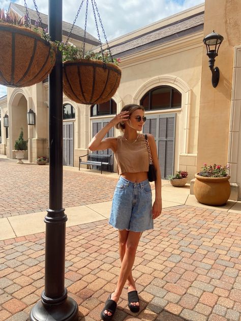 Shorts Wedges Outfit, Longline Denim Shorts Outfit, Mid Denim Shorts Outfit, Longer Denim Shorts, Longline Denim Shorts, Long Baggy Jean Shorts Outfit, Cute Long Shorts Outfits, Long Jean Shorts Outfit Aesthetic, Long Jean Shorts Outfit Summer