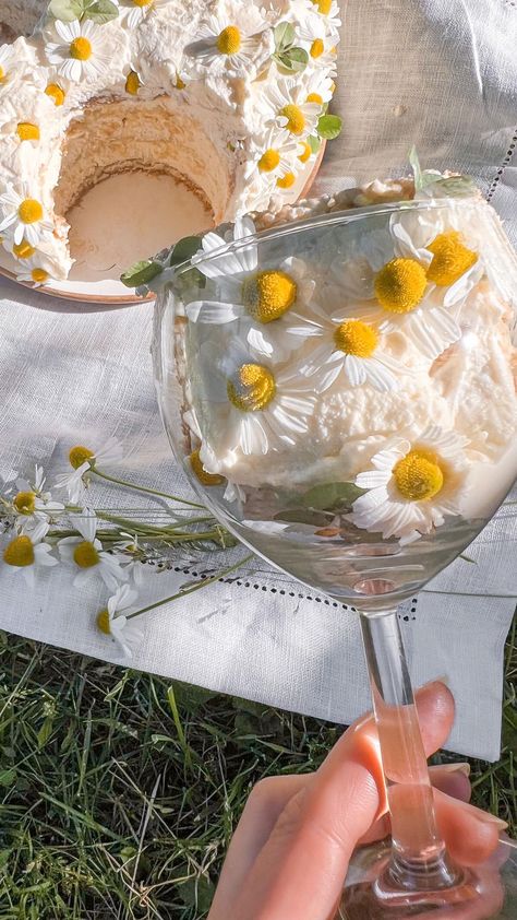 Cake With Chamomile Flowers, Midsummer Cake, Chamomile Cake, Floral Cakes, Funny Birthday Cakes, Loaf Cake, Most Satisfying, Floral Cake, Cake Cake