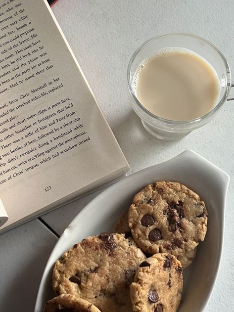 Vanilla Cookies Aesthetic, Books And Baking Aesthetic, Cookies Pictures Instagram, Aesthetic Cookies Pictures, Fresh Baked Cookies Aesthetic, Cookie Asethic, Aesthetic Cookie Pictures, Baking Pictures Aesthetic, Cookies And Milk Aesthetic