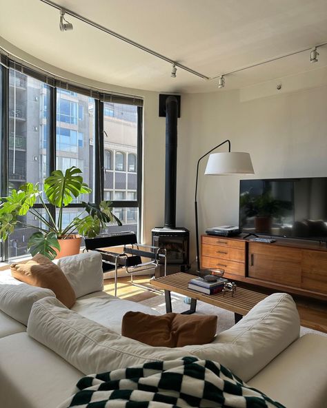 Nyc Small Living Room, Small New York Living Room, Modern City Living Room, Modern Eclectic Apartment, Color Apartment, College Apartment Aesthetic, Dream Apartment Decor, Future Apartment Decor, Contemporary Apartment