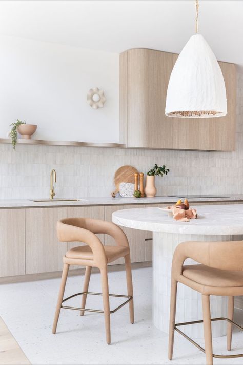 A bright white, open plan kitchen features curved details throughout with brushed brass accents. Modern Family Kitchen, Curved Kitchen Island, Modern Kitchen Renovation, Curved Kitchen, Interior Studio, Mediterranean Kitchen, Family Kitchen, City House, Interior Trend