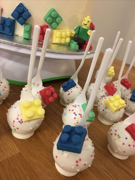 Lego cake pops Lego Ice Cream Cake, Lego Cake Pops Ideas, Roblox Cakepops, Lego Cakepops, Lego Themed Cake, Lego Cake Pops, Lego Friends Birthday, Police Cakes, Cake Pops Recipe