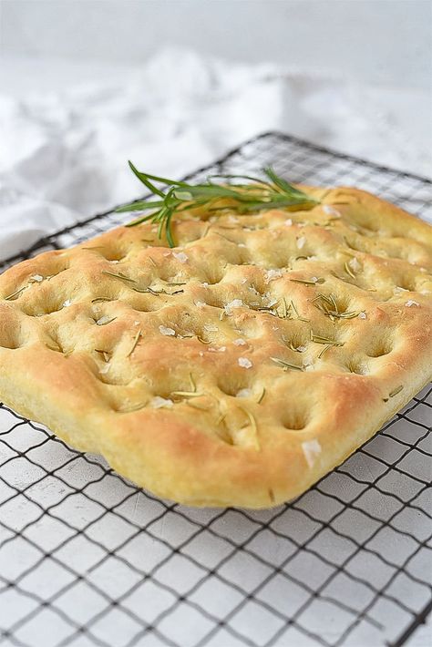 Focaccia bread topped with olive oil, herbs, and coarse salt This easy and delicious recipe is the perfect amount for 2-4 people. Easy Focaccia Bread Recipe, Foccacia Recipe, Batch Baking, Foccacia Bread, Bread Toppings, Batch Recipes, Focaccia Bread Recipe, Small Batch Baking, Tasty Bread Recipe