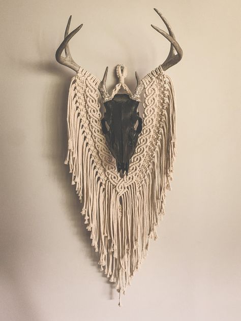 Macrame Antler Diy, Whitetail European Mount Ideas, Deer Skull Macrame, Macrame Antlers Wall Hangings, Goth Macrame, Deer Antler Crafts Diy, Deer Antler Macrame, Antler Macrame, Deer Skull Decor