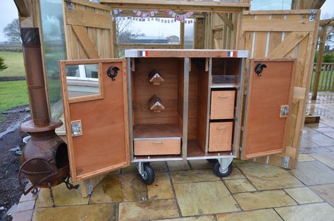 Cavalex Team - FRANCE 4h Tack Box Ideas, Horse Tack Boxes, Tack Storage, Tack Locker, Tack Room Organization, Locker Box, Horse Tack Rooms, Saddle Racks, Tack Trunk