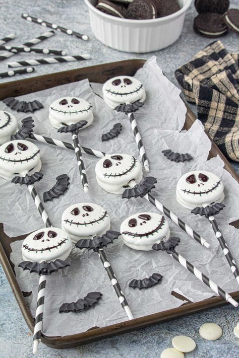 Oreo Dipped Halloween Cookies, Halloween Food Ideas Dessert, Jack Skellington Snacks, Jack Skellington Oreos, Nightmare Before Christmas Chocolate Covered Oreos, Oreo Cookies Halloween, Cute Halloween Recipes Dessert, Jack Skellington Oreo Pops, Nightmare Before Christmas Treats Food