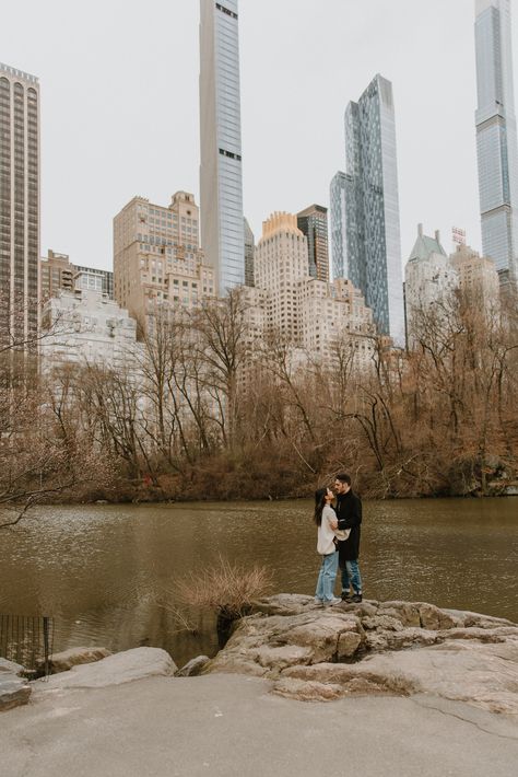 Capture the magic of fall/winter engagement in New York's Central Park with dreamy, romantic cityscapes. Engagement Photoshoot Central Park, Fall Central Park Engagement Photos, Central Park Nyc Picture Ideas, Couple Central Park, Central Park Portraits, Park Engagement Photoshoot, Fall Nyc Engagement Photos, Engagement Park Photos, Central Park Engagement Shoot Fall