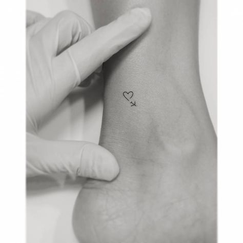 Airplane and heart. Travel Finger Tattoo, Paper Airplane Tattoos, Heart Tattoo On Finger, Plane Tattoo, Tiny Heart Tattoos, Tiny Wrist Tattoos, Small Girly Tattoos, Airplane Tattoos, Jewelry Tattoo