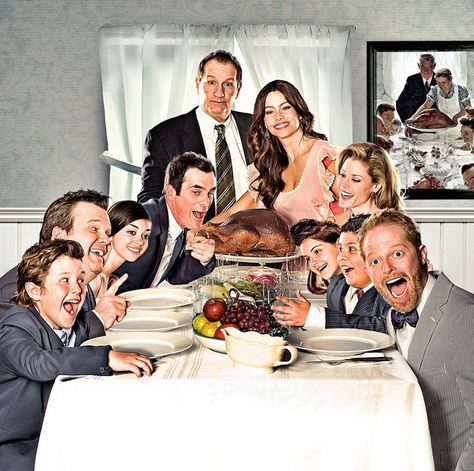 Modern Family "An Old-fashioned Thanksgiving" : inspired by Norman Rockwell art hanging on the wall Phil Dunphy, The Bigbang Theory, Julie Bowen, Nelly Furtado, Family Thanksgiving, Six Feet Under, Norman Rockwell, Reasons To Smile, Cultura Pop