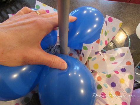 Balloon Table Decorations, Balloons On Sticks, Balloon Centerpieces Diy, Stick Centerpieces, Balloon Topiary, Balloon Table Centerpieces, 12 Balloons, Topiary Centerpieces, Balloon Arch Diy