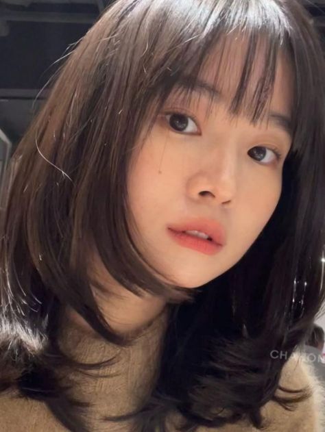 Korean wispy bangs for layered medium length Soft Wispy Bangs Asian, Short Layered Hair With Wispy Bangs, Wispy Bangs With Curtain Bangs, How To Do Bangs, Wispy Bangs With Face Framing Layers, How To Cut Wispy Bangs, Korean Wispy Bangs, Wispy Bangs Round Face, Bangs Korean