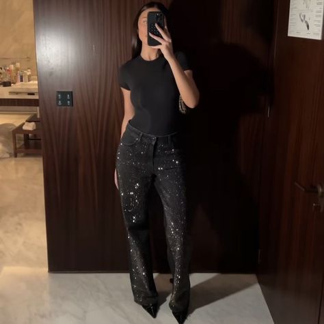 Job Party Outfit, Black Glitter Pants Outfit, Drinks Outfit, Casual Night Out Outfit, Glitter Outfit, 2024 Outfits, Nye Outfits, New Years Eve Outfits, Night Out Outfit