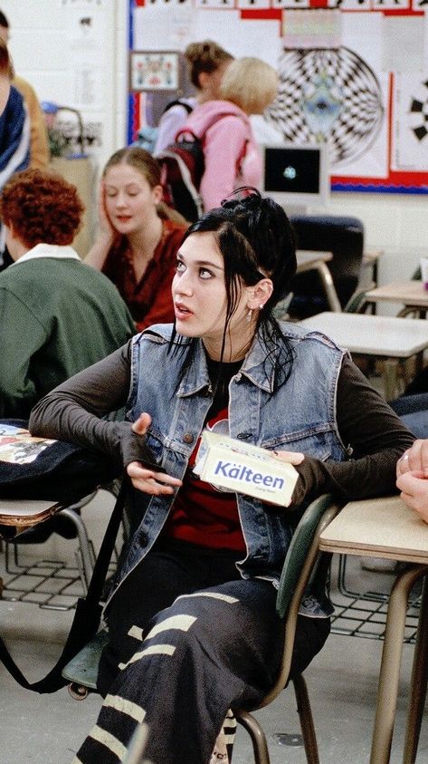 Janice Mean Girls Outfits, Janis Ian Hair, Janis Ian Outfit Ideas, Janice Ian Outfit, Janis Mean Girls Outfit, Janis Ian Outfit, Janice Mean Girls, Mean Girls Janis, Janis Ian