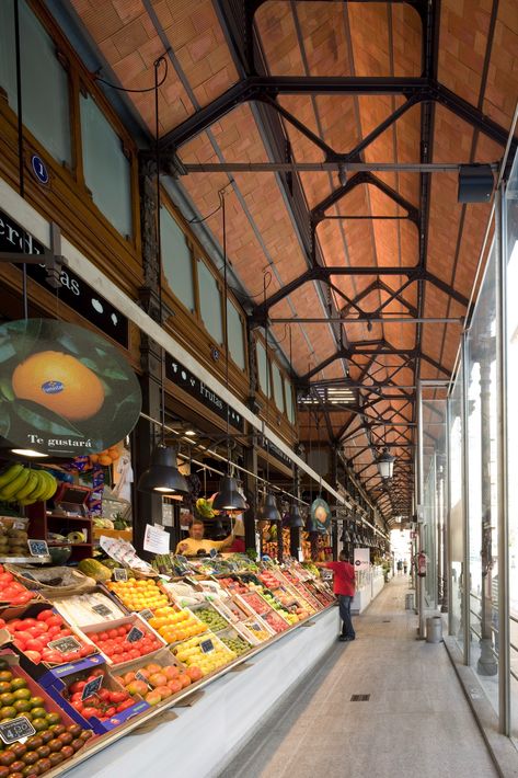 Food Court Design, Indoor Markets, Madrid Travel, Traditional Market, Public Market, Fresh Market, Adaptive Reuse, Food Hall, Food Court