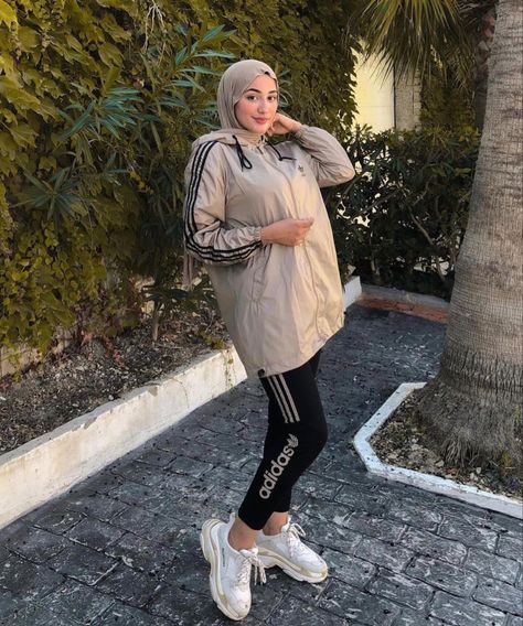 Workout Hijab Outfit, Hijabi Running Outfit, Outfit Golf Women Hijab, Hijabi Tennis Outfit, Modest Golf Outfits Women, Tennis Outfit Hijab, Hijab Running Outfit, Modest Running Outfit, Muslim Sportswear