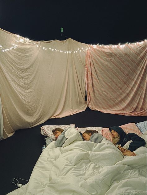 Trampoline Sleepover Snacks, Noc Na Trampoline, Sleeping On Trampoline, Summer Trampoline Sleepover, Trampoline Sleepover Aesthetic, Tramp Sleepover, Trampoline Sleepover Ideas, Trampoline Sleepovers, Sleep Over Aesthetic