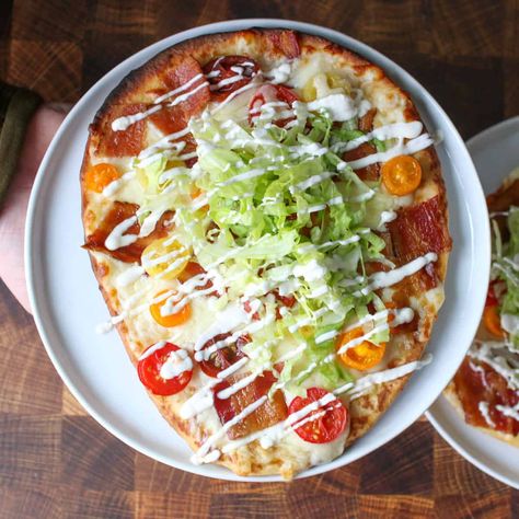 This quick and easy BLT Naan Flatbread is loaded with all of your favorite flavors of a classic BLT but as a tasty flatbread. Flatbread Meals, Meals For 2, Sunday Dinner Ideas, Naan Pizza Recipes, Dinner Ideas For Two, Naan Flatbread, Naan Pizza, Flatbread Recipes, Juicy Tomatoes