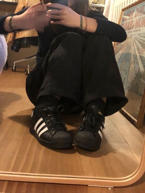 Black Adidas Shoes Superstar, Outfits With Black Adidas Shoes, Superstars Adidas Outfit, Black Adidas Shoes Outfit, Black Adidas Shoes Outfits, Adidas Superstars Outfits, Adidas Black Superstar Outfit, Adidas Superstar Black Outfits, Adidas Superstar Aesthetic