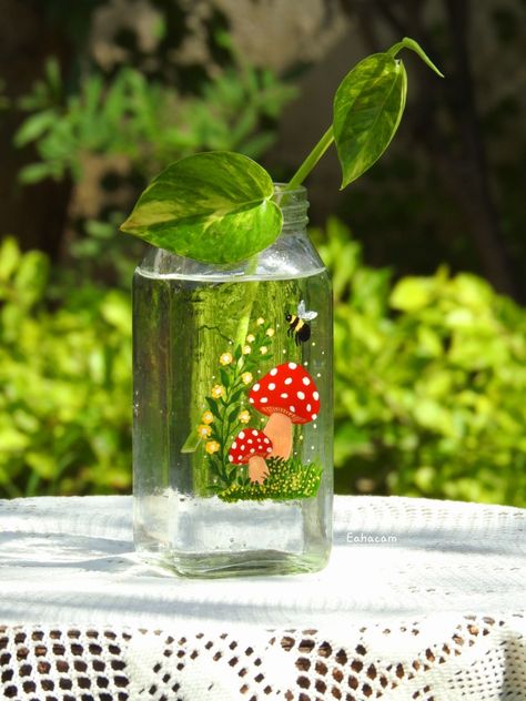 Mushroom Painting on Glass Jar🍄😍🥰 Painted Pickle Jars, Cute Jar Painting Ideas, Painted Jars Aesthetic, Glass Jar Painting Ideas, Cute Mushroom Painting, Glass Jar Painting, Mason Jar Painting, Painted Glass Jars, Bottle Paint