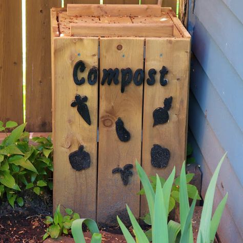 Create With Mom: How to build a simple, inexpensive wooden compost bin Small Compost Bin, Wooden Compost Bin, Apartment Composting, Diy Compost Bin, Making A Compost Bin, Compost Bin Diy, Diy Compost, Compost Bins, How To Make Compost