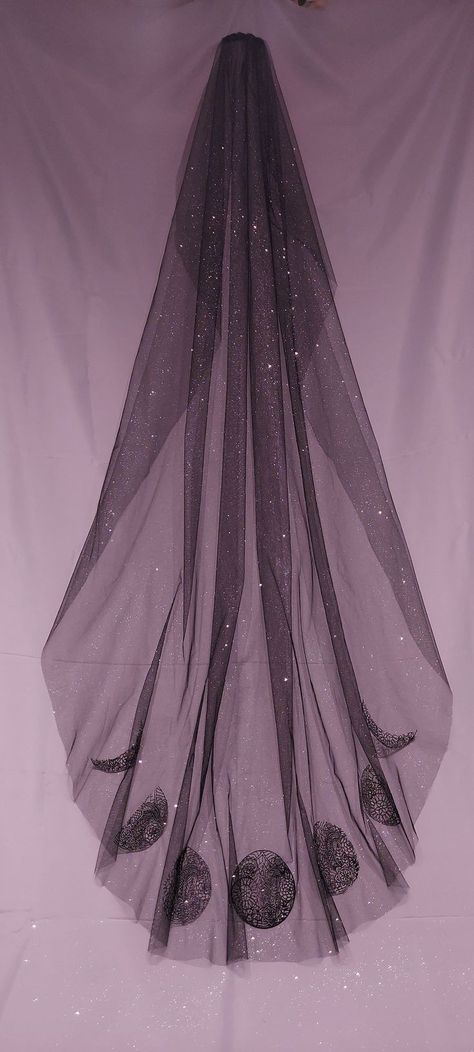 Hippy Goth Wedding, Gothic Bride Veils, Goth Wedding Altar, Dark Wedding Theme Dresses, Gothic Wedding Crown Veil, Goth Veil Wedding, Gothic Fairy Wedding Ideas, Witch Themed Wedding Ideas, Black Wedding Dress Veil