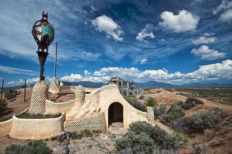 Also in Taos. What a beauty! Maison Earthship, Earthship Design, Earth Ships, Earthship Biotecture, Earth Ship, Earthship Home, Earth Sheltered, Natural Homes, Cob House