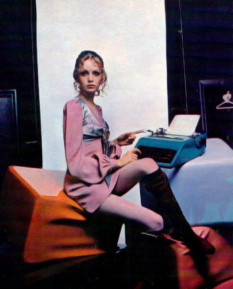 Twiggy Fashion, Patti Hansen, 60s 70s Fashion, Lauren Hutton, Swinging Sixties, Seventeen Magazine, Vintage Spring, Top Models, Shoot Inspiration