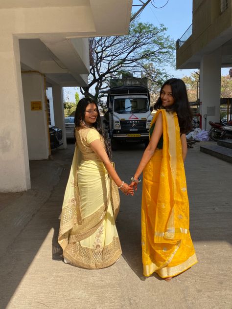 indian Sisters Goals Aesthetic, Saree Duo Poses, Saree Poses With Sister, Poses In Saree With Friends, Sisters Photography Poses Indian, Sister Photoshoot Poses Indian, Clothing Poses, Sisters Poses, Sisters Photography Poses