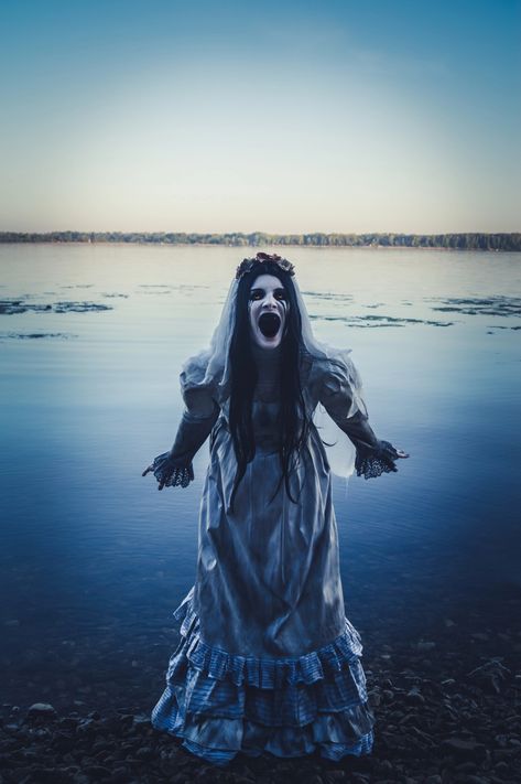 Scary Characters Horror Movies, Horror Costumes For Women, Horror Movie Cosplay, Horror Outfits, Scary Legends, Fantasy Creatures Mythology, Horror Cosplay, Horror Photoshoot, Scary Characters