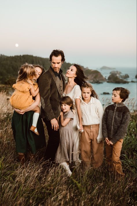 Pride and prejudice inspired Family Photoshoot on the Cliffs of Oregon. Oregon clear family photo shoot featuring family of seven wearing vintage styled clothing. Pacific Northwest Family Photos, Scotland Family Photos, Oregon Family Photos, Family Photos On Blanket, Oregon Coast Family Photos, Coastal Family Photos, Fall Beach Photoshoot Family, Winter Beach Family Photos, Pnw Outfit