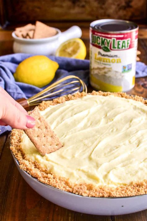 Graham cracker dipping into Lemon Pie Cheesecake Dip Pub Burgers, Easy Lemon Pie, Easy Queso, Queso Sauce, Lemon Tree Dwelling, Pie Dip, Dessert Dip, Lemon Pie Filling, Sliced Avocado