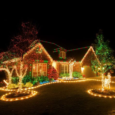 Exterior Christmas Lights, Christmas Lights Outside, Diy Christmas Lights, Hanging Christmas Lights, Christmas Light Displays, Christmas Lighting, Xmas Lights, Christmas Yard, Outdoor Christmas Lights