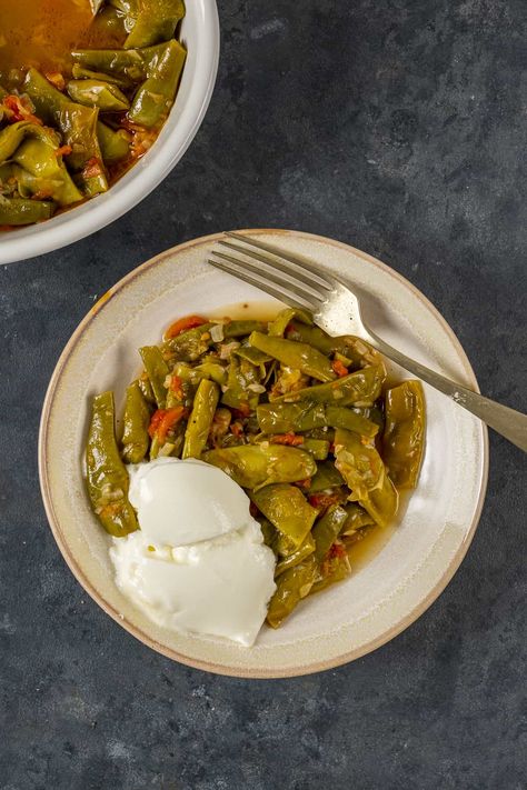 Turkish green beans make a super tasty light lunch. It is easy to make and healthy too. #turkishfood #greenbeans Easy Green Bean Recipes, Braised Greens, Cabbage Casserole Recipes, Greek Foods, Easy Green Beans, Meal Box, Cabbage Casserole, Green Beans And Tomatoes, Vegetarian Cabbage