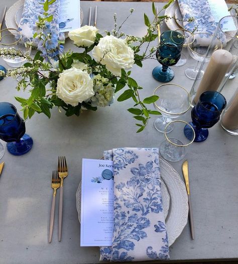 Blue And White Winter Wedding Flowers, Blue Green And White Wedding Table Settings, Blue And White Floral Decor, Light Blue Hydrangea Wedding Bouquet, Mediterranean Wedding Table Setting, Blue Floral Table Arrangements, Blue Theme Dinner Party, Blue White Table Decor, Blue And White Napkins