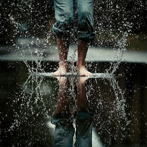 Book Portfolio, Movement Photography, Shutter Speed Photography, Standing In The Rain, Fast Shutter Speed, I Love Rain, Motion Photography, Reflection Photography, Lunchbox Ideas