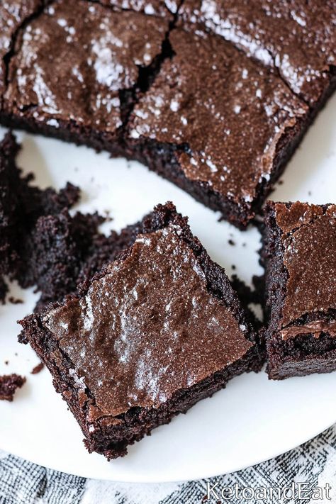 Keto Fudgy Cocoa Brownies - Easy Low Carb Version Keto Chocolate Brownies, Keto Brownies Easy, Easy Cocoa Brownies, Best Keto Brownies, 3 Ingredient Cheesecake, Peanut Butter Swirl Brownies, Cocoa Brownies, Perfect Brownies, Low Carb Brownies