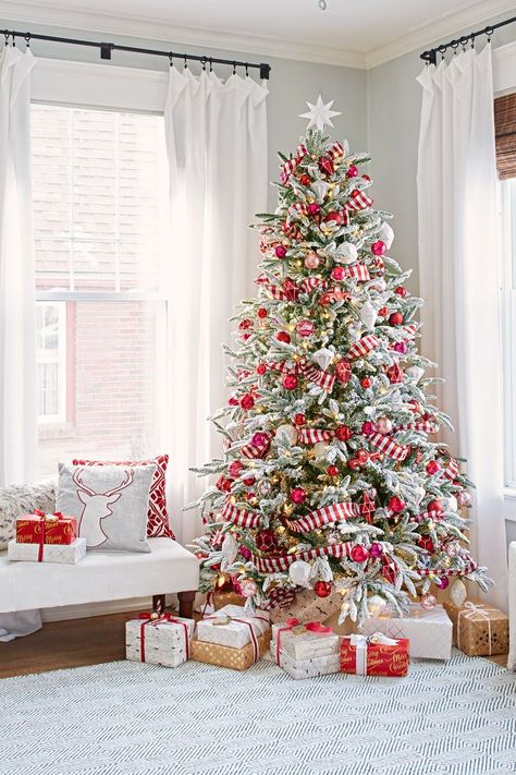 Christmas Tree Pictures, Christmas Tree Decorating Themes, Classic Christmas Tree, Creative Christmas Trees, Holiday Images, Christmas Tree Inspiration, Tree Decorating, Flocked Christmas Trees, White Christmas Decor