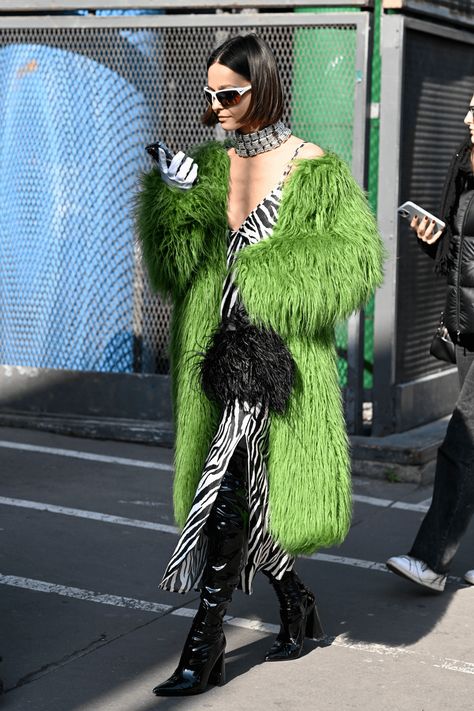 Interesting Street Style, Fashion Style 2024, Fashion Week 2024 Street Style, Colorful Edgy Outfits, Paris Fashion Week 2023 Street Style, Street Style Fall 2024, New York Winter Street Style, Mexico Street Style, Winter Street Style 2023