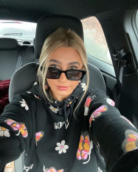 Car selfie • instagram • aesthetic • poses • ideas • outfit • cute • girl • winter • inside Inside Car Pictures, Car Selfie Aesthetic, Aesthetic Car Inside, Car Pictures Instagram, Car Outfit, Car Inside, Car Selfie, Car Poses, Selfie Aesthetic