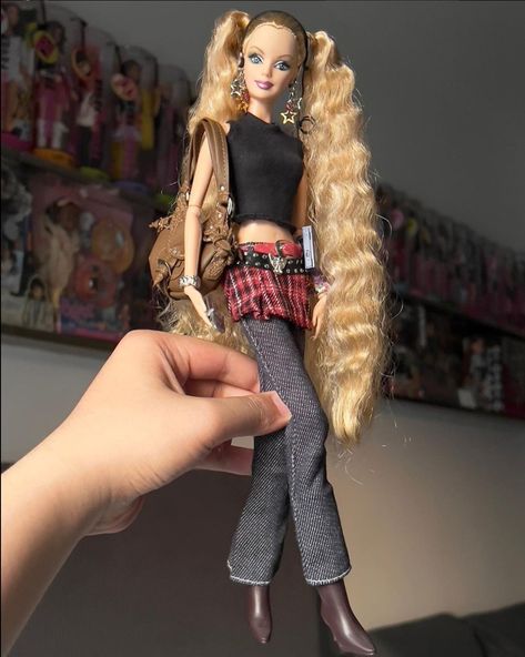 Barbie Doll Restyle, Custom Barbie Dolls, Old Barbie Dolls, 2000s Barbie, Y2k Barbie, Custom Barbie, Teen Trends, Barbie Wardrobe, Barbie Collector Dolls